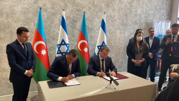 Am 30. März 2022 unterzeichneten der Vorsitzende der staatlichen Tourismusagentur Aserbaidschans Fuad Naghiyev und der israelische Tourismusminister Yoel Razvozov ein Abkommen über die Zusammenarbeit im Bereich des Tourismus. Foto George Deek / Twitter