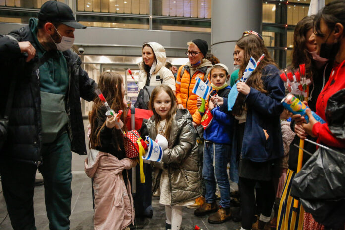 Ukrainische Flüchtlinge am internationalen Flughafen Ben Gurion. Lod, 3. März 2022. Foto Shalev Shalom/TPS