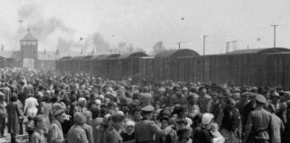 Ankunft in Auschwitz mit dem Zug. Foto IMAGO / agefotostock