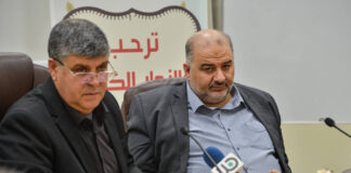 Mansour Abbas (rechts), Vereinigte Arabische Liste / Raam, auf einer Pressekonferenz in Umm Al-Fahm. Foto IMAGO / ZUMA Wire