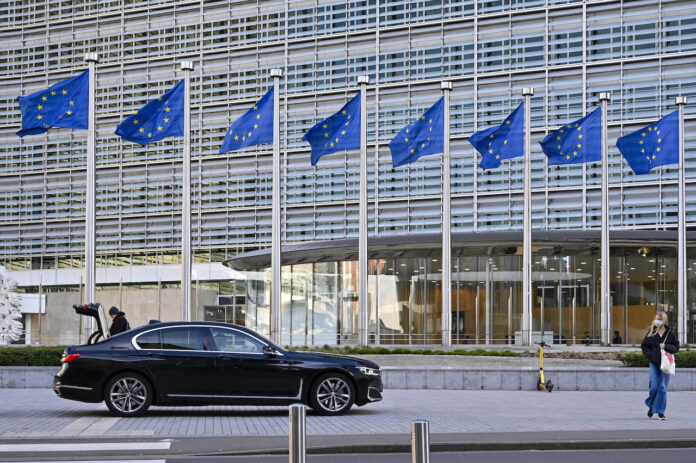 EU-Flaggen vor Berlaymont-Gebäude, Sitz der Europäischen Kommission. Foto IMAGO / Future Image