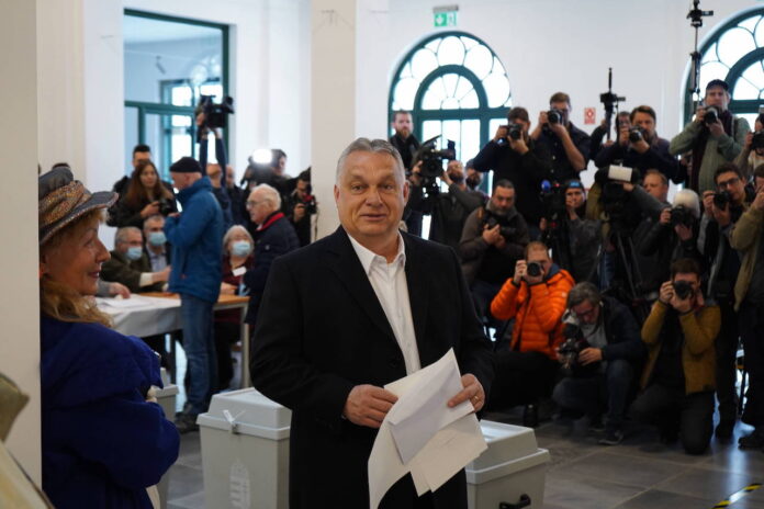 Der ungarische Ministerpräsident Viktor Orban bei der Stimmabgabe in einem Wahllokal in Budapest, Ungarn, am 3. April 2022. Foto IMAGO / Xinhua