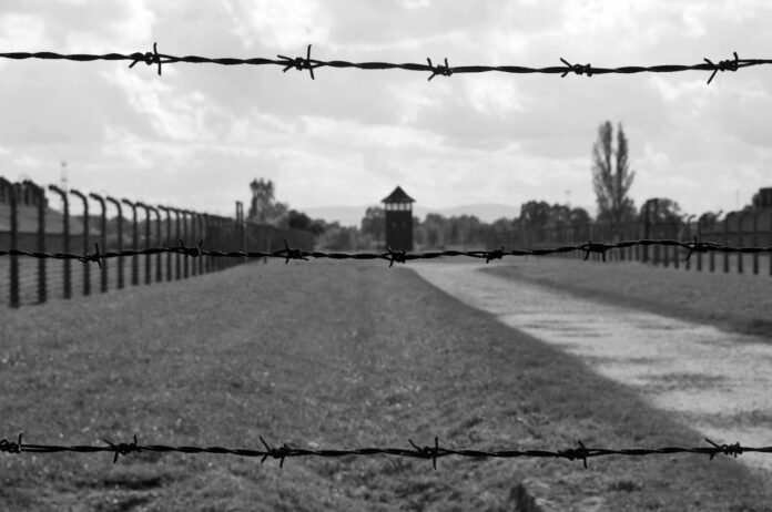 Zaun im Konzentrationslager Auschwitz in Polen. Foto IMAGO / YAY Images