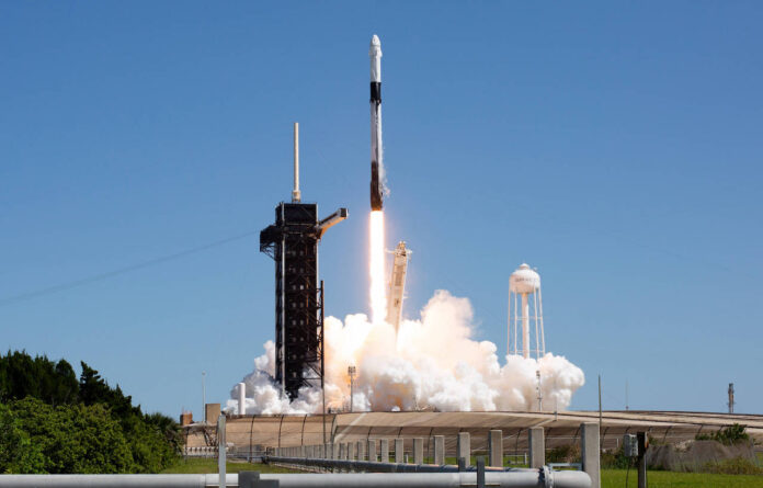 Eine SpaceX Falcon 9-Rakete mit dem Raumfahrzeug Crew Dragon an Bord startet am Freitag, den 8. April 2022, im Kennedy Space Center der NASA in Florida zur Axiom Mission 1 (Ax-1) zur ISS mit dem Kommandanten Michael Lopez-Alegria aus Spanien und den USA, dem Piloten Larry Connor aus den USA und den Missionsspezialisten Eytan Stibbe aus Israel und Mark Pathy aus Kanada an Bord. Foto IMAGO / Cover-Images