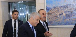 Der israelische Aussenminister Yair Lapid mit seinem türkischen Amtskollegen Mevlüt Çavuşoğlu in Jerusalem, 25. Mai 2022. Foto Asi Efrati/GPO