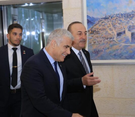 Der israelische Aussenminister Yair Lapid mit seinem türkischen Amtskollegen Mevlüt Çavuşoğlu in Jerusalem, 25. Mai 2022. Foto Asi Efrati/GPO