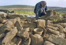 Ausgrabungen in einem Gehöft aus hellenistischer Zeit, das bei Bergungsarbeiten in Galiläa entdeckt wurde, um eine Leitung zu bauen, die entsalztes Wasser zum See Genezareth bringt. Foto Emil Aladjem, Israelische Altertumsbehörde