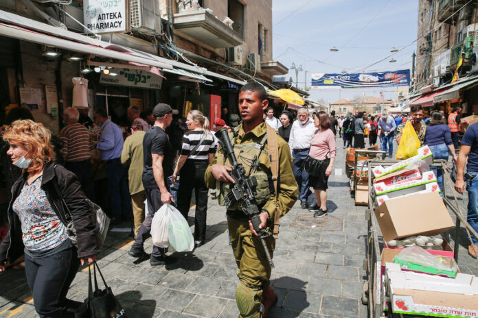 Bewaffnete israelische Soldaten sichern den Mahane Yehuda-Markt in Jerusalem. 1. April 2022. Foto Shalev Shalom/TPS