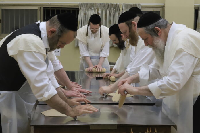 Vorbereitung von Matze für das jüdische Pessachfest. Foto Eitan Elhadez-Barak/TPS