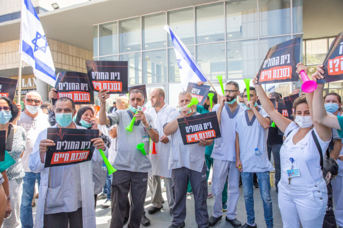 Symbolbild. Medizinisches Personal demonstriert vor dem Gesundheitsministerium in Jerusalem gegen die Krise der öffentlichen Krankenhäuser. Jerusalem, 29. August 2021. Foto Shalev Shalom/TPS