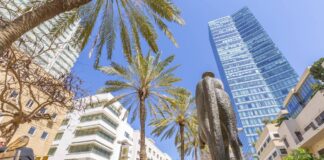 Blick auf Statue, Palmen und Fussgängerzone am Rothschild-Boulevard in Tel Aviv. Foto IMAGO / robertharding