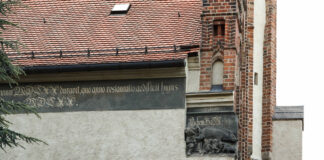 Blick auf die sogenannte "Judensau" an der Stadtkirche in der Lutherstadt Wittenberg über der Südostecke der Chorfassade. Foto IMAGO / Christian Schroedter