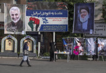 Plakat mit Hisbollah-Führer Hassan Nasrallah (rechts) im Zentrum von Teheran. Foto IMAGO / NurPhoto