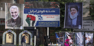 Plakat mit Hisbollah-Führer Hassan Nasrallah (rechts) im Zentrum von Teheran. Foto IMAGO / NurPhoto