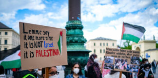 Eine "Pro-Palästina" Kundgebung auf dem Odeonsplatz in Münchem am 29. Mai 2021. Es sei nicht Israel, sondern Palästina, behauptete eine Teilnehmerin. Foto IMAGO / Leonhard Simon