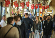Symbolbild. Touristen beim Shopping auf dem Gewürzbasar in Istanbul, Türkei. Foto IMAGO / Xinhua