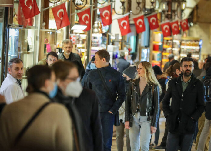 Symbolbild. Touristen beim Shopping auf dem Gewürzbasar in Istanbul, Türkei. Foto IMAGO / Xinhua