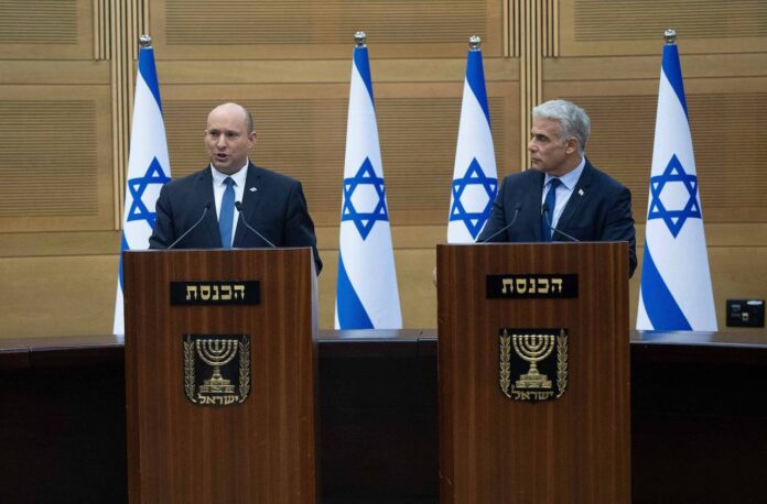 Der israelische Ministerpräsident Naftali Bennett und der stellvertretende Ministerpräsident Yair Lapid geben am 20. Juni 2022 in Jerusalem eine gemeinsame Erklärung vor der Presse ab. Foto IMAGO / Xinhua