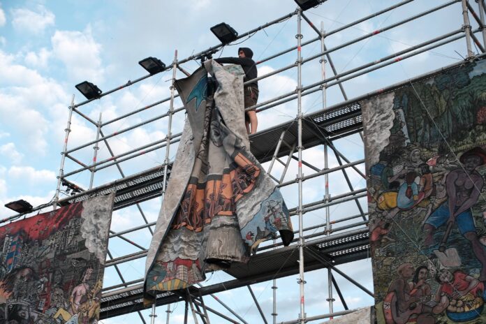 21. Juni 2022, Kassel, documenta fifteen. Banner des indonesischen Künstlerkollektivs Taring Padi mit eindeutig antisemitischen Darstellungen wird abgehängt. Foto IMAGO / Hartenfelser