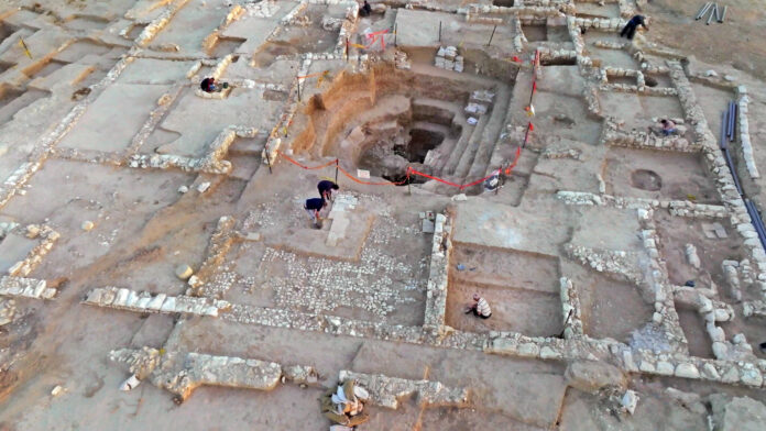 Luftaufnahme des in Rahat entdeckten Landguts mit dem Gewölbekomplex in der Mitte. Foto Emil Aladjem/Israelische Altertumsbehörde