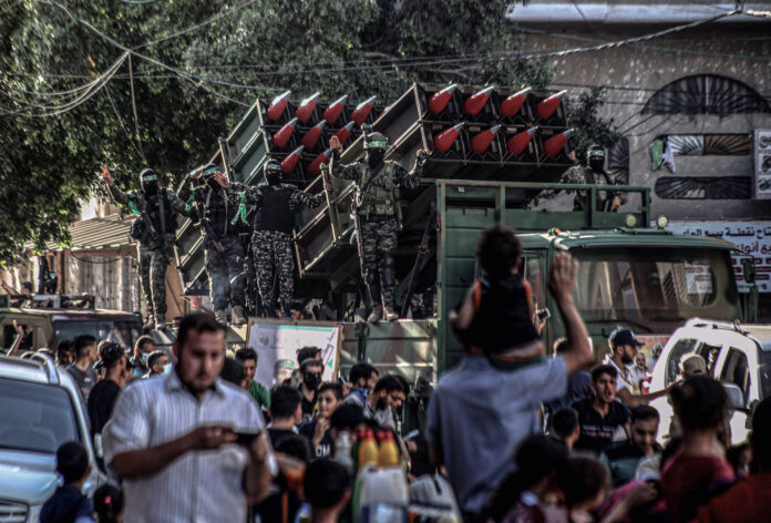 Mitglieder der Hamas Izz al-Din al-Qassam-Brigaden, präsentieren Raketen während einer Parade auf den Strassen in Khan Yunis im südlichen Gazastreifen im Mai 2021. Foto IMAGO / ZUMA Wire