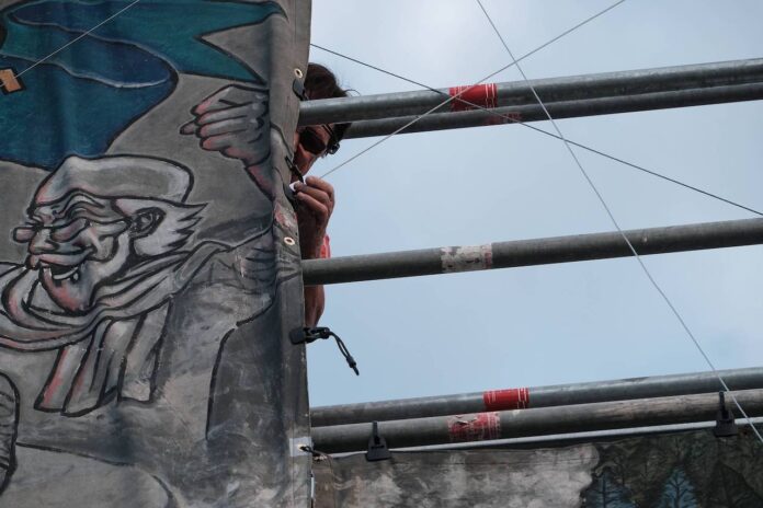 21. Juni 2022, Kassel, documenta fifteen. Banner des indonesischen Künstlerkollektivs Taring Padi mit eindeutig antisemitischen Darstellungen wird abgehängt. Foto IMAGO / Hartenfelser