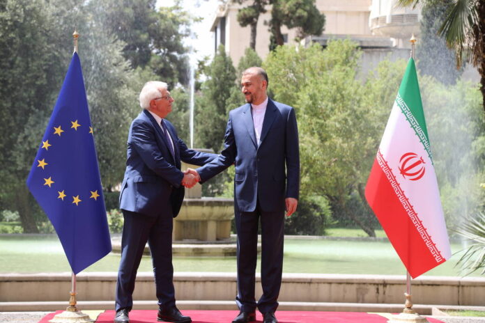 Der iranische Aussenminister Hossein Amir-Abdollahian (R) begrüsst den Chef der EU-Außenpolitik, Josep Borrell, während ihres Treffens in Teheran, Iran, am 25. Juni 2022. Foto IMAGO / Xinhua