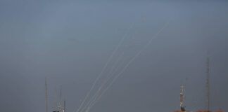 Raketen werden am 7. August 2022 aus Gaza-Stadt in Richtung Israel abgefeuert. IMAGO / NurPhoto