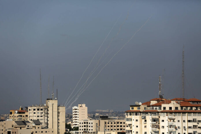 Raketen werden am 7. August 2022 aus Gaza-Stadt in Richtung Israel abgefeuert. IMAGO / NurPhoto