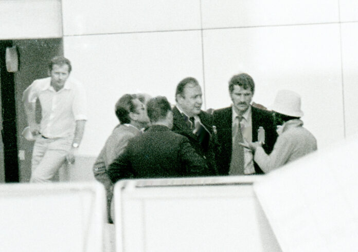 Olympia Attentat 1972 bei den Olympischen Spielen in München Manfred Schreiber, Walter Tröger, Otto Merk und Hans-Dietrich Genscher verhandeln mit einem Terroristen. Foto IMAGO / Sammy Minkoff