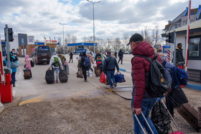 Symbolbild. Ukrainische Flüchtlinge am Grenzposten von Palanca in Moldawien. Foto IMAGO / Le Pictorium