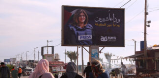 Poster mit Al Jazeera-Reporterin Shireen Abu Akleh im Gaza-Streifen. Foto IMAGO / ZUMA Wire