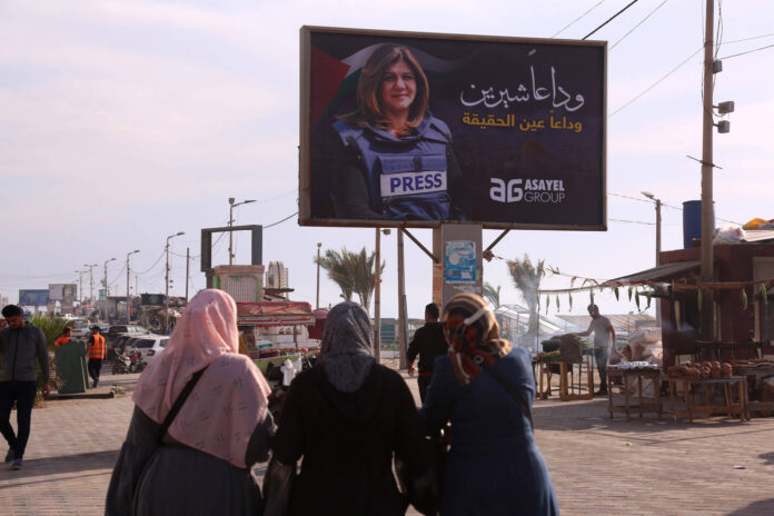 Poster mit Al Jazeera-Reporterin Shireen Abu Akleh im Gaza-Streifen. Foto IMAGO / ZUMA Wire