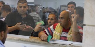 Palästinensische Arbeiter warten am Grenzübergang Erez um innerhalb Israels zur Arbeit zu gehen. Foto IMAGO / ZUMA Wire