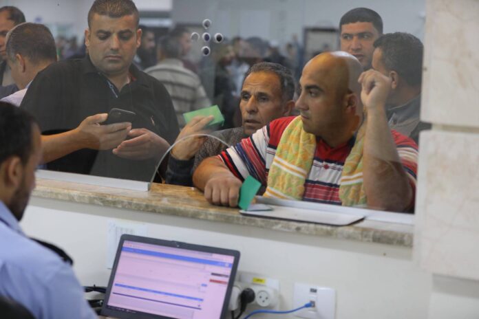 Palästinensische Arbeiter warten am Grenzübergang Erez um innerhalb Israels zur Arbeit zu gehen. Foto IMAGO / ZUMA Wire