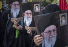 Iranische Demonstrantinnen halten Porträts von Irans Oberstem Führer Ayatollah Ali Khamenei während einer Anti-Israel-Demonstration in der Teheraner Innenstadt am 9. August 2022. Foto IMAGO / NurPhoto