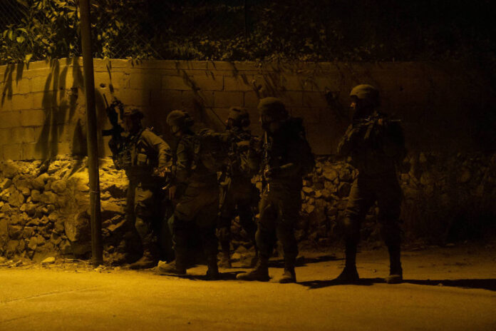 Israelische Truppen beziehen Stellung während eines Einsatzes in Dschenin am 28. September 2022. Foto IMAGO / APAimages