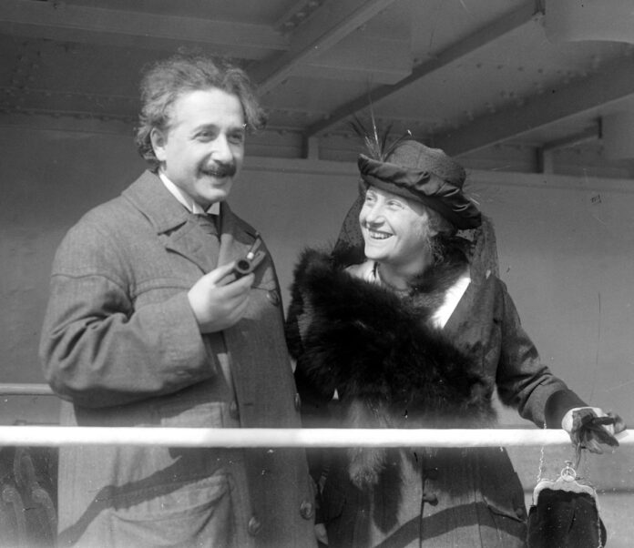 Albert Einstein und Frau Elsa bei Schiffsankunft in New York. Foto Underwood and Underwood, New York, Public Domain, https://commons.wikimedia.org/w/index.php?curid=1361234