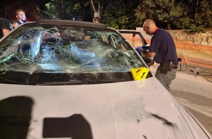 Auto nach Steinwürfen. Foto Pressesprecher der israelischen Polizei.