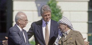 Der amerikanische Präsident William Jefferson Clinton ist Gastgeber der Unterzeichnung des Friedensabkommens von Oslo am 13. September 1993. Der israelische Premierminister Yitzhak Rabin und der Vorsitzende der Palästinensischen Befreiungsorganisation (PLO), Jassir Arafat, geben sich in einer öffentlichen Zeremonie im Weißen Haus die Hand. Foto IMAGO / ZUMA Wire