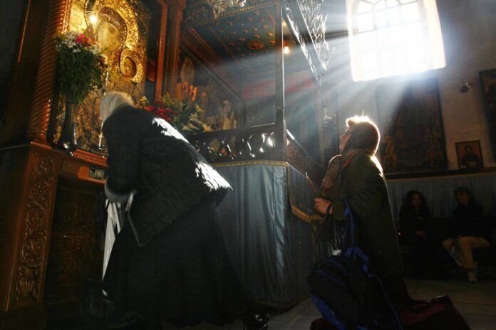 Menschen beten in der Geburtskirche in der Stadt Bethlehem. Foto IMAGO / ZUMA Press
