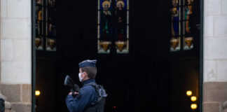 Polizeischutz vor der Basilika Notre-Dame in Nizza. Foto IMAGO / Hans Lucas