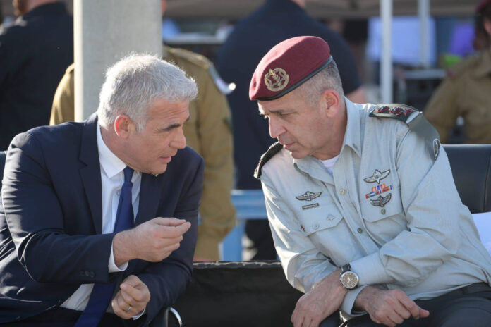 Der israelische Premierminister Yair Lapid spricht mit Generalleutnant Aviv Koschawi, Generalstabschef der israelischen Verteidigungskräfte. Foto IMAGO / ZUMA Wire