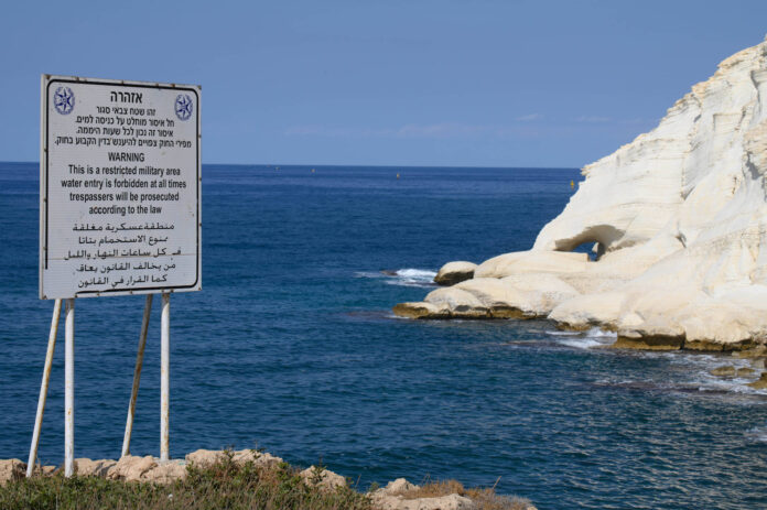 Ein Warnschild am Meer im Norden Israels in Rosh Hanikra an der Grenze zum Libanon, 7. Oktober 2022. Foto IMAGO / Xinhua
