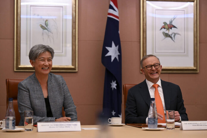 Die australische Aussenministerin Penny Wong (links) und der australische Premierminister Anthony Albanese. Foto IMAGO / AAP