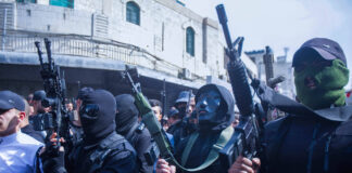 Bewaffnete Palästinenser nehmen an Beerdigung von Mitgliedern der Terrorgruppe "Höhle des Löwen / Löwengrube" teil. Nablus 25.10.2022. Foto IMAGO / ZUMA Wire