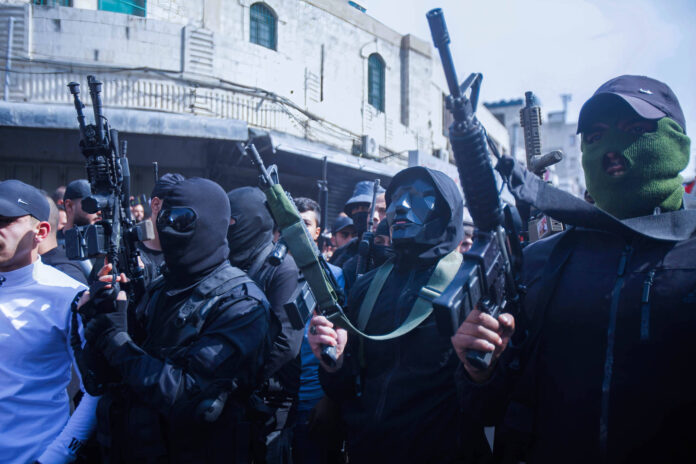 Bewaffnete Palästinenser nehmen an Beerdigung von Mitgliedern der Terrorgruppe 