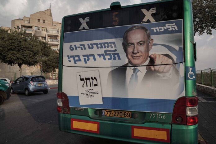 Ein von Netanjahus Likud-Partei veröffentlichtes Wahlkampfplakat hängt an einem öffentlichen Bus und ruft zur Stimmabgabe auf, Jerusalem 25. Oktober 2022. Foto IMAGO / ZUMA Wire