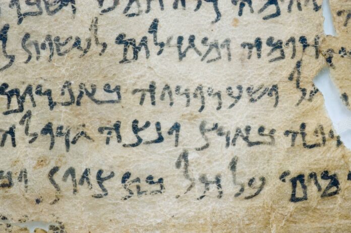 Detail einer der Schriftrollen von Qumran. Foto IMAGO / imagebroker/Bahnmüller