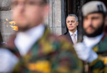 Bundespräsident Ignazio Cassis bei einer Zeremonie an der Statue des Unbekannten Soldaten im Rahmen eines offiziellen Staatsbesuchs des Schweizer Bundespräsidenten am Donnerstag, 24. November 2022, in Brüssel. Foto IMAGO / Belga